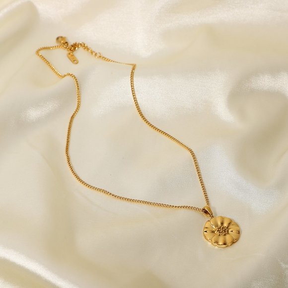 Daisy Necklace - Picture 4 of 7